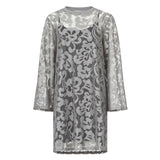 LOVE1263 804 SILVER GREY
En kort løstsiddende transparent kjole fra LOVE&DIVINE. Kjolen er i et blomster mønster og har en aftagelig underkjole
Rund hals, 7/8 ærmer, underkjole og løstsiddende
Transparent med underkjole
Blomster mønster
Sølv grå
Størrelsesguide: Kjolen er normale i størrelsen.