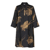 LOVE441-33 802 BLACK/GOLD
Kort kjole med en feminin pasform fra LOVE&DIVINE.. Kjolen har et trendy grafisk print, klassisk krave og brede trekvart ærmer
Skjortekrav og brede 3/4 ærme
Farverne er sort og guld
Findes i lang udgave
Størrelsesguide: Kjolen er normale i størrelsen.