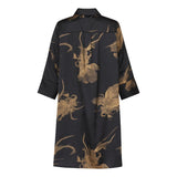 LOVE441-33 802 BLACK/GOLD
Kort kjole med en feminin pasform fra LOVE&DIVINE.. Kjolen har et trendy grafisk print, klassisk krave og brede trekvart ærmer
Skjortekrav og brede 3/4 ærme
Farverne er sort og guld
Findes i lang udgave
Størrelsesguide: Kjolen er normale i størrelsen.