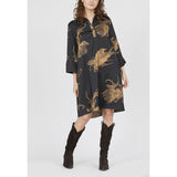 LOVE441-33 802 BLACK/GOLD
Kort kjole med en feminin pasform fra LOVE&DIVINE.. Kjolen har et trendy grafisk print, klassisk krave og brede trekvart ærmer
Skjortekrav og brede 3/4 ærme
Farverne er sort og guld
Findes i lang udgave
Størrelsesguide: Kjolen er normale i størrelsen.