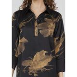 LOVE441-33 802 BLACK/GOLD
Kort kjole med en feminin pasform fra LOVE&DIVINE.. Kjolen har et trendy grafisk print, klassisk krave og brede trekvart ærmer
Skjortekrav og brede 3/4 ærme
Farverne er sort og guld
Findes i lang udgave
Størrelsesguide: Kjolen er normale i størrelsen.