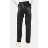 LOVE928-BLACK
Eksklusiv læderbuks med lange lige ben fra LOVE&DIVINE. Bukserne har en høj talje med elastik. Bukserne har en lommer i hver side.
Ægte lammeskind
Elastik i taljen, skårlommer
Sort
Størrelsesguide: Skind bukserne er normal til rummelig i størrelsen, så svinger du mellem 2 størrelser, så tag det mindste