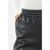 LOVE928-BLACK
Eksklusiv læderbuks med lange lige ben fra LOVE&DIVINE. Bukserne har en høj talje med elastik. Bukserne har en lommer i hver side.
Ægte lammeskind
Elastik i taljen, skårlommer
Sort
Størrelsesguide: Skind bukserne er normal til rummelig i størrelsen, så svinger du mellem 2 størrelser, så tag det mindste