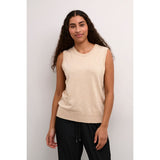 LIZZA KNIT SLIPOVER FEATHER GREY MELANGE Virkelig skøn og blød strik vest fra Kaffe. Lizza knit slipover har rund hals, uden ærmer og ribkanter ved omkring, hals, ved ærme afslutning og i bunden. Den er perfekt til et par jeans eller udover en skjorte. Rund hals, uden ærmer og ribkanter Farven er beige grå Fås i flere farver Almindelig pasform