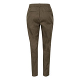 LORAINE PANTS MAJOR BROWN
Fine højtaljede bukser fra Kaffe. Loraine pants har elastik og et fast stykke i livet, skrålommer og paspel lommer bagpå. De har lige smalle ben.
Elastik i livet, skrålommer og paspel lommer
Farven er grå brun
Fuld benlængde
Almindelig pasform