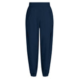 MOLLIEGO LU PANTS DARK NAVY
Super cool løstsiddende buks i blød og lækker kvalitet fra Gossia. Mollie buksen er løst siddende og med rib liste lommer for og med rib og lynlås slids i ben åbningen. Buksen har smock linning bag og i siden og fast linning for.
Smock linning i taljen, 2 sidelommer, lynlås ved anklerne og ribkant
Afslappet og sporty look
Mørk blå