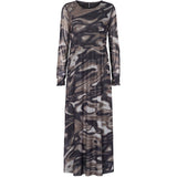 Lang kjole i chiffon kvalitet i flotte farver der ligner marmor den har rund hals overskæring i talje og lange ærmer med smock set forfra