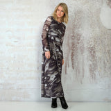 Lang kjole i chiffon kvalitet i flotte farver der ligner marmor den har rund hals overskæring i talje og lange ærmer med smock set fra siden