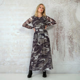 Lang kjole i chiffon kvalitet i flotte farver der ligner marmor den har rund hals overskæring i talje og lange ærmer med smock set forfra på prepair model