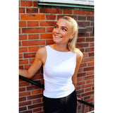 Hvid vendbar tank top med brede stropper set forfra på liberte model