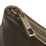 PURSE ARMY GREEN (13924-049)
Super fin og lækker lille pung i lækker læderkvalitet fra Depeche. Kreditkortholderen har et enkelt, men vintage look, hvilket betyder at den er tidsløs. Indvendigt har pungen plads til fire kreditkort i lommer og ellers er der plads til løse korte, sedler, mønter og fx en lipgloss/læbestift.
Blød, stærk og lækker læderkvalitet
God rummelig plads
Flot army grøn farve
Lukkes med lynlås
100% læder 