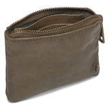 PURSE ARMY GREEN (13924-049)
Super fin og lækker lille pung i lækker læderkvalitet fra Depeche. Kreditkortholderen har et enkelt, men vintage look, hvilket betyder at den er tidsløs. Indvendigt har pungen plads til fire kreditkort i lommer og ellers er der plads til løse korte, sedler, mønter og fx en lipgloss/læbestift.
Blød, stærk og lækker læderkvalitet
God rummelig plads
Flot army grøn farve
Lukkes med lynlås
100% læder 