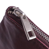 PURSE CRANBERRY (13924-032)
Super fin og lækker lille pung i lækker læderkvalitet fra Depeche. Kreditkortholderen har et enkelt, men vintage look, hvilket betyder at den er tidsløs. Indvendigt har pungen plads til fire kreditkort i lommer og ellers er der plads til løse korte, sedler, mønter og fx en lipgloss/læbestift.
Blød, stærk og lækker læderkvalitet
God rummelig plads
Flot tranebær farve (bordeaux/lilla)
Lukkes med lynlås
100% læder
Størrelsesguide: Mål: H: 10 x B: 13,5 x