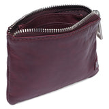 PURSE CRANBERRY (13924-032)
Super fin og lækker lille pung i lækker læderkvalitet fra Depeche. Kreditkortholderen har et enkelt, men vintage look, hvilket betyder at den er tidsløs. Indvendigt har pungen plads til fire kreditkort i lommer og ellers er der plads til løse korte, sedler, mønter og fx en lipgloss/læbestift.
Blød, stærk og lækker læderkvalitet
God rummelig plads
Flot tranebær farve (bordeaux/lilla)
Lukkes med lynlås
100% læder
Størrelsesguide: Mål: H: 10 x B: 13,5 x