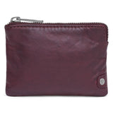 PURSE CRANBERRY (13924-032)
Super fin og lækker lille pung i lækker læderkvalitet fra Depeche. Kreditkortholderen har et enkelt, men vintage look, hvilket betyder at den er tidsløs. Indvendigt har pungen plads til fire kreditkort i lommer og ellers er der plads til løse korte, sedler, mønter og fx en lipgloss/læbestift.
Blød, stærk og lækker læderkvalitet
God rummelig plads
Flot tranebær farve (bordeaux/lilla)
Lukkes med lynlås
100% læder
Størrelsesguide: Mål: H: 10 x B: 13,5 x
