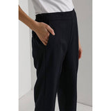 Marine blå bukser med pressefolder set forfra på model