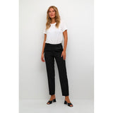 klassiske sorte bukser med presfolder bæltestropper lynlås og hægte set forfra på model