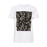 SANDRA T-SHIRT OPTICAL WHITE
Klassisk t-shirt fra Kaffe med smukt print i sort og beige med pailletter. T-shirten har rund hals, korte ærmer og er almindelig i størrelsen.
Rund hals og korte ærmer
Hvid med print i farverne: sort, beige
Almindelig pasform
Størrelsesguide: Sandra t-shirt er normal i størrelsen. 