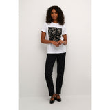 SANDRA T-SHIRT OPTICAL WHITE
Klassisk t-shirt fra Kaffe med smukt print i sort og beige med pailletter. T-shirten har rund hals, korte ærmer og er almindelig i størrelsen.
Rund hals og korte ærmer
Hvid med print i farverne: sort, beige
Almindelig pasform
Størrelsesguide: Sandra t-shirt er normal i størrelsen. 