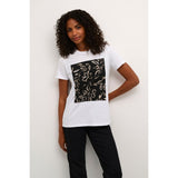 SANDRA T-SHIRT OPTICAL WHITE
Klassisk t-shirt fra Kaffe med smukt print i sort og beige med pailletter. T-shirten har rund hals, korte ærmer og er almindelig i størrelsen.
Rund hals og korte ærmer
Hvid med print i farverne: sort, beige
Almindelig pasform
Størrelsesguide: Sandra t-shirt er normal i størrelsen. 