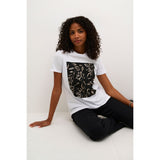 SANDRA T-SHIRT OPTICAL WHITE
Klassisk t-shirt fra Kaffe med smukt print i sort og beige med pailletter. T-shirten har rund hals, korte ærmer og er almindelig i størrelsen.
Rund hals og korte ærmer
Hvid med print i farverne: sort, beige
Almindelig pasform
Størrelsesguide: Sandra t-shirt er normal i størrelsen. 