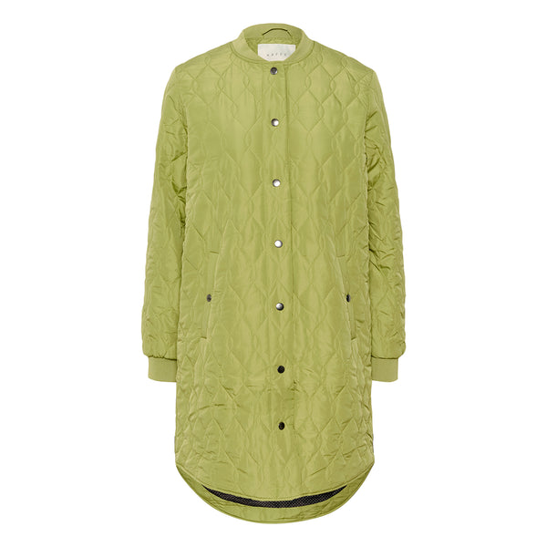 Grøn Quilted jakke med knapper og langeærmer set forfra