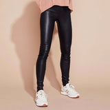 Mørkeblå skind bukser med smalleben set forfra på soft rebels model