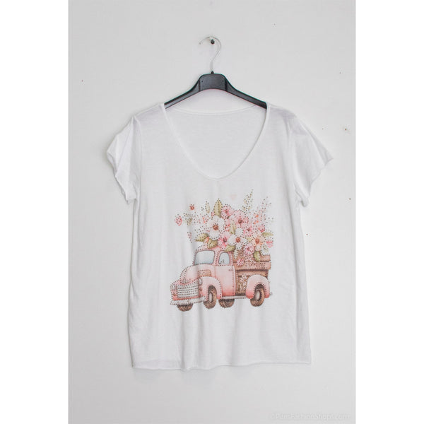Hvid bomulds t-shirt med v-hals og print på maven med en bil og blomster