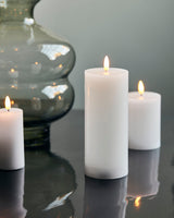 Flere LED bloklys med lys i i forskellige størrelser på et bord