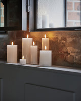 Flere LED bloklys med lys i i forskellige størrelser på kommode