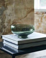 Bowl set stående på et par bøger