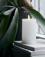 Mellem LED bloklys med lys i stående på bøger i vindueskarm