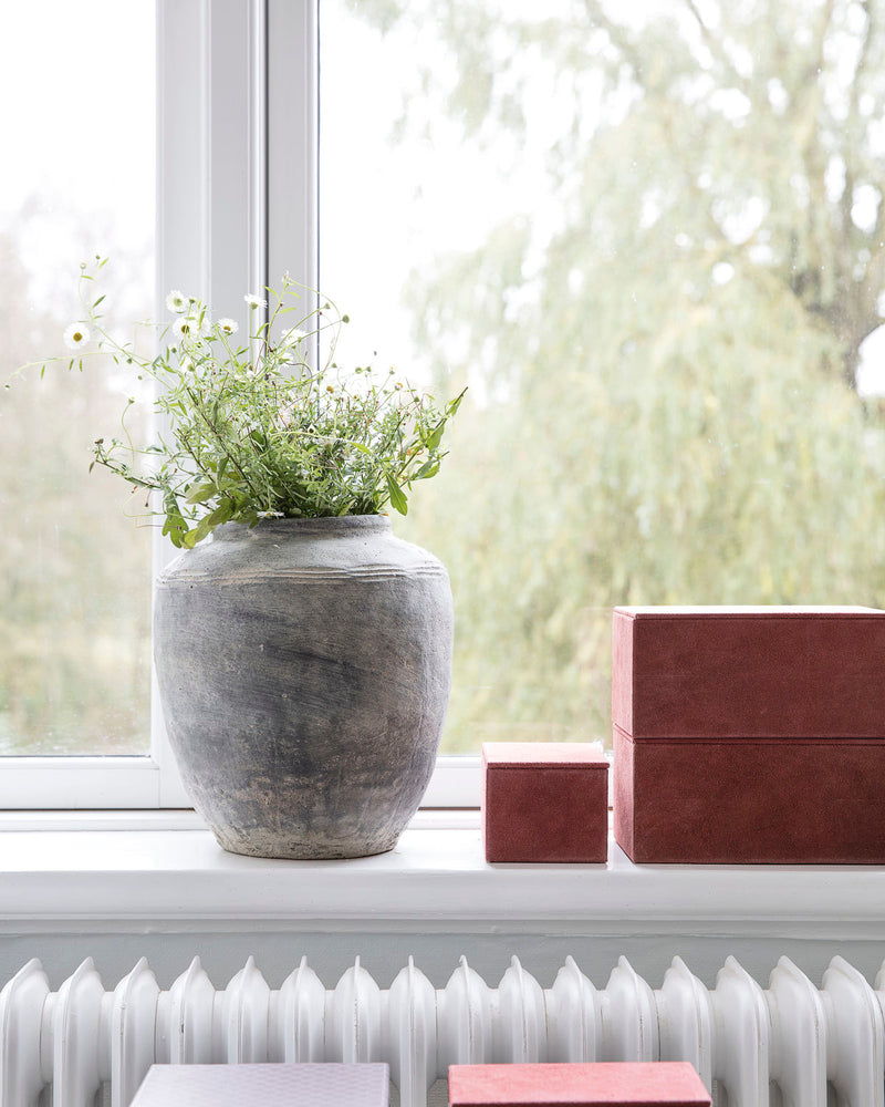 Vase med blomster i vindueskarm