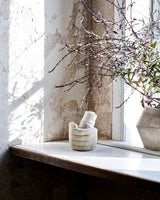 Handy i vindueskarm med en rulle sejlgarn i.