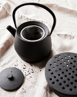 Åben tepotte på bord set oppefra