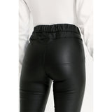 Model i sorte leggings i skinnende læderlook med elastik i taljen