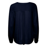 mørkeblå bluse med overskæring øverst på ryggen og lange ærmer set bagfra