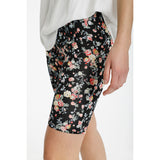 Model i Blomstret shorts leggings med elastik i taljen