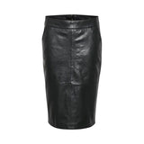 sort nederdel i skind med overskæringer set forfra