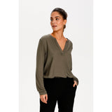 oliven grøn bluse med v udskæring og lange ærmer set forfra