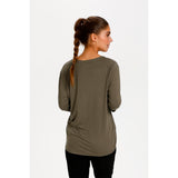 oliven grøn bluse med lange ærmer og by asbæk model set bagfra