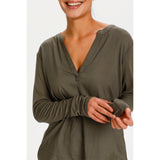 oliven grøn bluse med lange ærmer og v udskæring set tæt på forfra