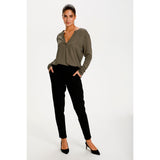 oliven grøn bluse med lange ærmer og v udskæring og by asbæk model set forfra