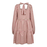 Ternet kjole i rød grøn og beige med udskæring og åbent til den øverste del af ryggen den har overskæring set bagfra