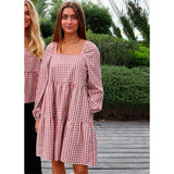 Ternet kjole i rød grøn og beige med udskæring og åbent til den øverste del af ryggen den har overskæring set forfra på liberte model