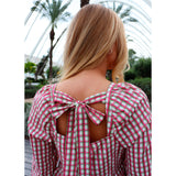 Ternet kjole i rød grøn og beige med udskæring og åbent til den øverste del af ryggen den har overskæring set bagfra på liberte model