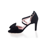 Sort stilet med lukket hæl kryds rem og stor sort sløjfe set fra siden