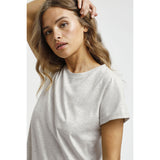 Lysegrå maxikjole med korte ærmer og rund hals og by asbæk model