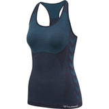 Klassisk blå træningstop fra Hummel med bryderyg og stropper den har Hummel vinkler ned langs siden og logo og tekst ved hofte set forfra