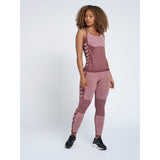 Trænings tights fra Hummel i en flot lille farve med klassiske Hummel vinkler ned langs benet set forfra på Hummel model